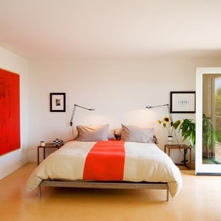 Modernes Schlafzimmer mit weißer Wandfarbe und gelbem Boden in San Francisco