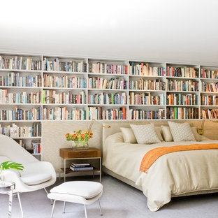 Ejemplo de habitación de invitados contemporánea, sin chimenea, con paredes blancas y moqueta