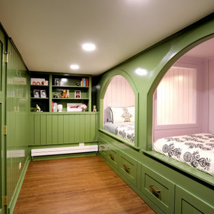 Ispirazione per una camera da letto tradizionale con pareti verdi, pavimento in laminato, pavimento marrone e pareti in perlinato