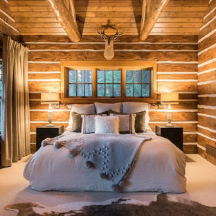 Diseño de dormitorio principal, rural, de tamaño medio, con paredes marrones, moqueta y suelo blanco