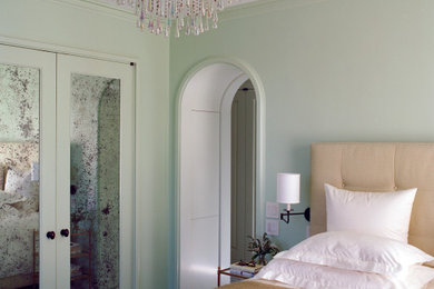 ニューヨークにある中くらいなコンテンポラリースタイルのおしゃれな客用寝室 (緑の壁、カーペット敷き、グレーの床) のインテリア