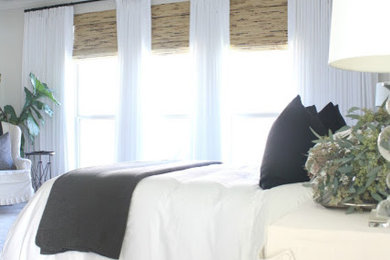 ヒューストンにある広いミッドセンチュリースタイルのおしゃれな主寝室 (白い壁、カーペット敷き、暖炉なし) のインテリア