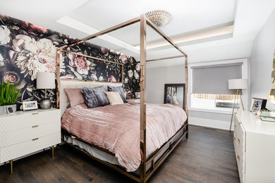 Источник вдохновения для домашнего уюта: хозяйская спальня среднего размера в современном стиле с разноцветными стенами, темным паркетным полом и коричневым полом без камина