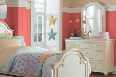 Modelo de habitación de invitados de tamaño medio sin chimenea con paredes multicolor y moqueta