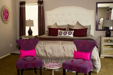 フェニックスにある広いコンテンポラリースタイルのおしゃれな主寝室 (紫の壁、カーペット敷き、暖炉なし) のレイアウト