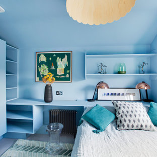 Diseño de habitación de invitados contemporánea, de tamaño medio, con paredes marrones y moqueta