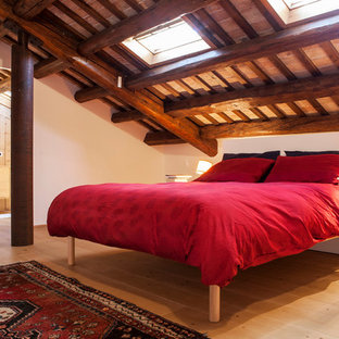 Foto di una piccola camera matrimoniale country con pareti bianche, parquet chiaro e pavimento beige