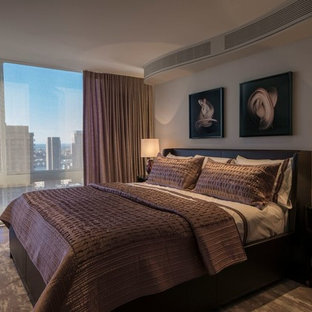 Imagen de dormitorio principal, contemporáneo, grande, con paredes beige, moqueta y suelo violeta