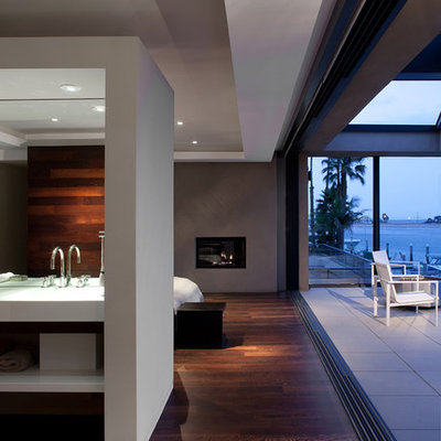 Bedroom - mid-sized modern master dark wood floor bedroom idea in Los Angeles with beige walls