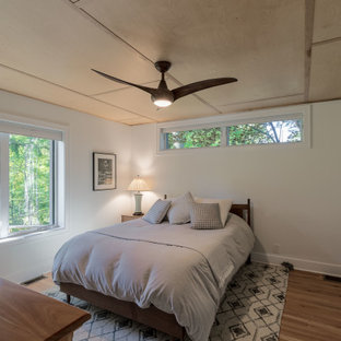 Diseño de dormitorio principal, tradicional renovado, pequeño, sin chimenea, con paredes blancas, suelo de mármol y suelo beige