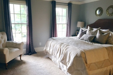 ローリーにある中くらいなトランジショナルスタイルのおしゃれな主寝室 (グレーの壁、カーペット敷き) のインテリア