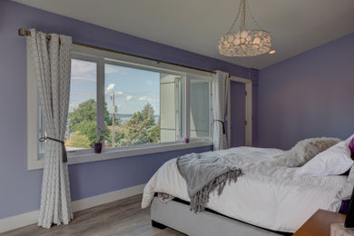 Modelo de dormitorio principal y abovedado de tamaño medio con paredes púrpuras, suelo vinílico y suelo gris