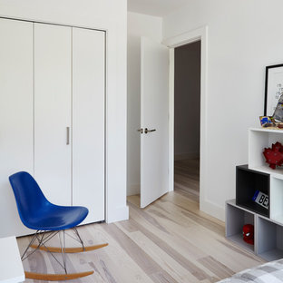 Modelo de dormitorio principal, minimalista, pequeño, con paredes blancas, suelo de madera clara y suelo multicolor