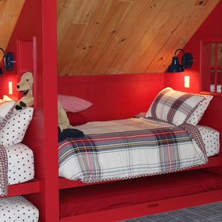 Idée de décoration pour une très grand chambre chalet avec un mur beige, aucune cheminée et un sol gris.
