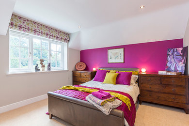 Ejemplo de habitación de invitados contemporánea de tamaño medio con paredes rosas y moqueta