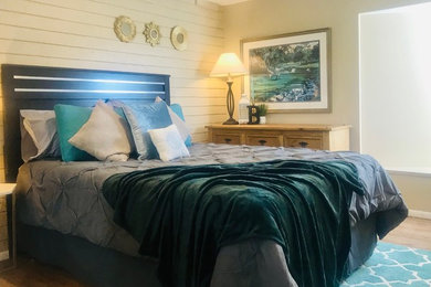 アルバカーキにある中くらいなコンテンポラリースタイルのおしゃれな客用寝室 (ベージュの壁、ラミネートの床、茶色い床) のレイアウト