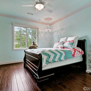Imagen de dormitorio principal, tradicional, sin chimenea, con suelo de mármol