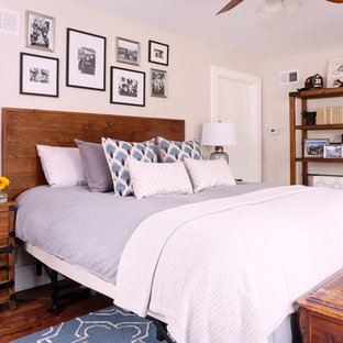Diseño de dormitorio principal, clásico, con paredes beige y suelo de madera oscura