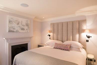 Foto di una piccola camera da letto chic con pareti viola