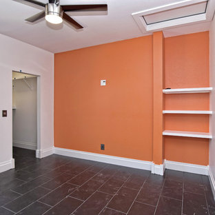 Imagen de dormitorio principal, industrial, de tamaño medio, sin chimenea, con paredes negras, suelo de baldosas de porcelana y suelo negro