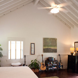 Foto de dormitorio exótico, de tamaño medio, con paredes blancas y suelo laminado