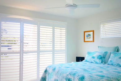 他の地域にある中くらいなビーチスタイルのおしゃれな客用寝室のインテリア