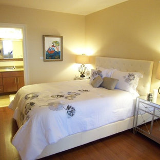 Ejemplo de dormitorio principal, clásico, pequeño, sin chimenea, con paredes beige, suelo de madera clara y suelo beige