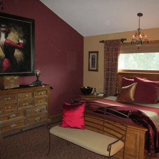 Diseño de dormitorio principal, tradicional renovado, de tamaño medio, sin chimenea, con moqueta, paredes rojas y suelo rojo
