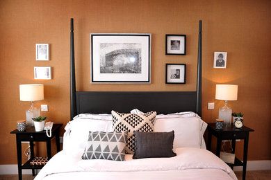 他の地域にある広いコンテンポラリースタイルのおしゃれな主寝室 (茶色い壁、カーペット敷き、ベージュの床)