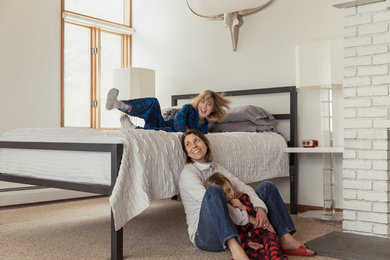 Cette photo montre une chambre avec moquette rétro avec un mur blanc, une cheminée standard et un manteau de cheminée en brique.