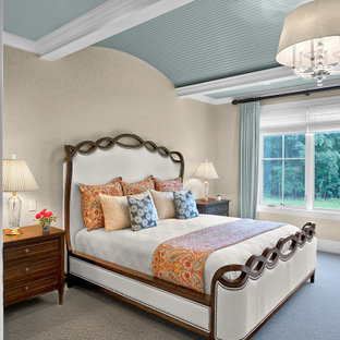 Foto de dormitorio principal, de estilo de casa de campo, con paredes beige, moqueta y suelo azul