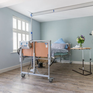 Imagen de dormitorio tradicional renovado, de tamaño medio, con suelo vinílico