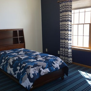 Ejemplo de habitación de invitados clásica renovada, de tamaño medio, con paredes azules, moqueta y suelo azul