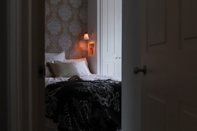Свежая идея для дизайна: хозяйская спальня - отличное фото интерьера