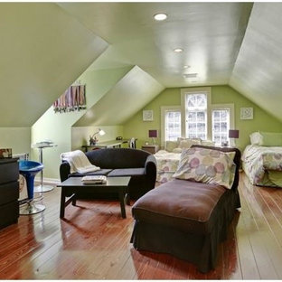 Diseño de dormitorio tipo loft, tradicional, con paredes negras y suelo de madera clara