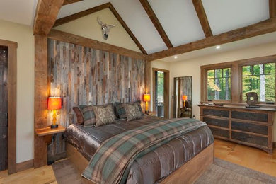Rustikales Schlafzimmer mit beiger Wandfarbe in Burlington