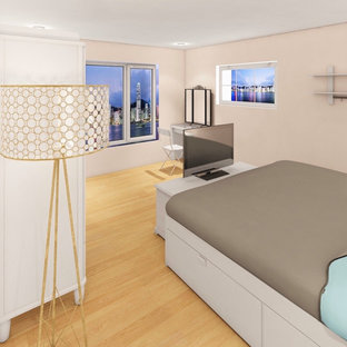 Ejemplo de dormitorio principal y madera, nórdico, madera, con paredes beige, suelo de bambú, suelo marrón y madera