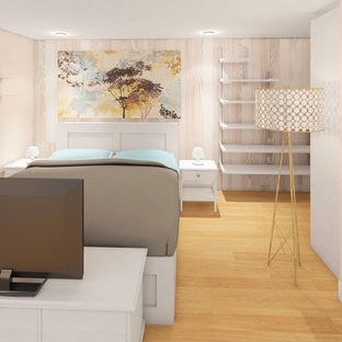 Foto de dormitorio principal y madera, escandinavo, madera, con paredes beige, suelo de bambú, suelo marrón y madera