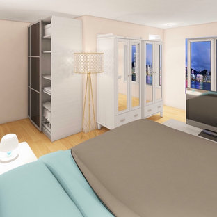 Modelo de dormitorio principal y madera, escandinavo, madera, con paredes beige, suelo de bambú, suelo marrón y madera