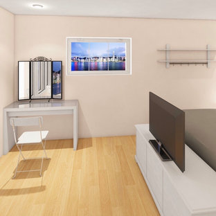 Imagen de dormitorio principal y madera, escandinavo, madera, con paredes beige, suelo de bambú, suelo marrón y madera