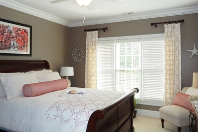 シャーロットにある中くらいなトランジショナルスタイルのおしゃれな客用寝室 (グレーの壁、カーペット敷き、暖炉なし) のインテリア