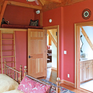 Foto de dormitorio tipo loft, rural, de tamaño medio, sin chimenea, con paredes rojas y suelo de madera en tonos medios