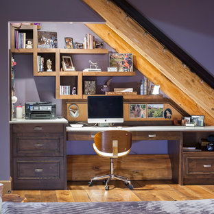 Ejemplo de dormitorio rústico, grande, con paredes púrpuras, suelo de madera en tonos medios y suelo marrón