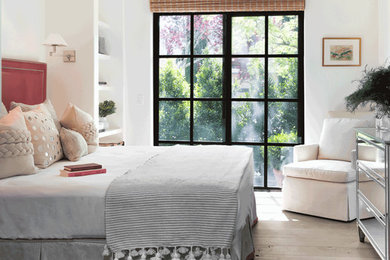 Foto de habitación de invitados tradicional renovada de tamaño medio con paredes blancas y suelo de madera en tonos medios
