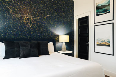 Imagen de dormitorio actual de tamaño medio con paredes negras, suelo de madera en tonos medios y suelo marrón
