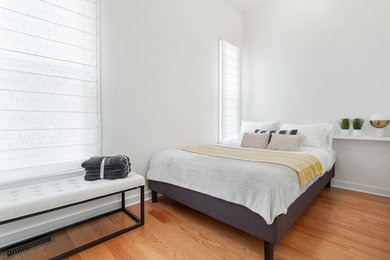 シカゴにある中くらいなコンテンポラリースタイルのおしゃれな主寝室 (白い壁、無垢フローリング、暖炉なし) のレイアウト