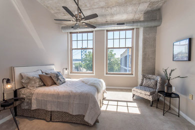 Mittelgroßes Modernes Gästezimmer ohne Kamin mit beiger Wandfarbe, Teppichboden und beigem Boden in Philadelphia