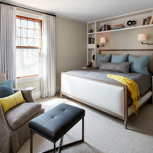 Diseño de dormitorio tradicional renovado con suelo de bambú y suelo beige