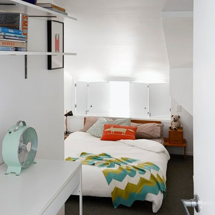 Ejemplo de dormitorio tipo loft, contemporáneo, de tamaño medio, sin chimenea, con paredes blancas, moqueta y suelo gris