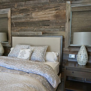Modelo de dormitorio principal, campestre, de tamaño medio, con paredes verdes y moqueta